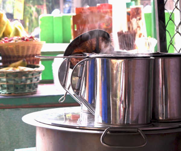 Höyryvät kahvipadat Duang Guest Housessa.