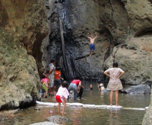 Vesiputous ei juuri virrannut, mutta lammikko oli tarpeeksi syvä uimahypyille. 