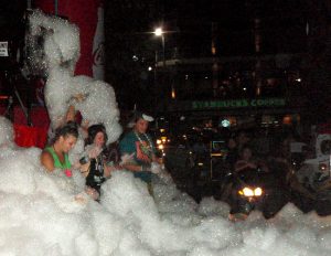 Montako kolaria Suomessa tulisi välittömästi, jos ajotielle valutettaisiin vaahtoa?