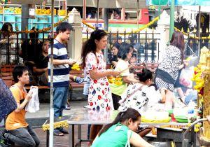 Rukoilijoita Bangkokin Erawan-pyhätöllä.