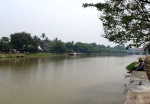 Chiang Mai on kaukana merestä, mutta siellä kulkee iso joki ja vanhaa kaupunkia ympäröi kanava. Ne tuovat kaupunkiin avaruutta, jäsennystä ja rauhaa. 