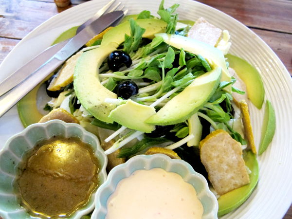 Juicy 4 U:n salaatti, jonka ainekset valitsin itse. 