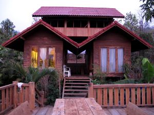 Huoneemme oli toinen näistä mökeistä.