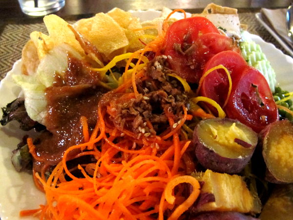 Khun Churnissa oli hyviä itämaisen makuisia salaatinkastikkeita. Salaattibuffetista tuli lautaselle myös keitettyjä bataatteja ja perunasipsejä. 