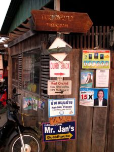 Kylttejä ja mainoksia Paissa.