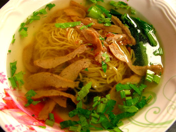 Laimea nuudelikeitto Bangkokin Chinatownin Lee Jae -katukasvisravintolassa. Joskus liemessä ei ole tarpeeksi makua ja siihen pitää lisätä kunnolla soijakastiketta, sokeria ja etikkaa. Kunnon nuudelikeitossa liemi olisi niin maukas, että sitä latkisi pelkästäänkin. 