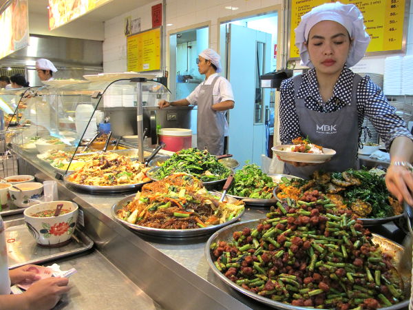 Kasvisruokatiski MBK-ostoskeskuksen food courtissa myy halpoja aitoja thaimaalaisia kasvisruokia. 