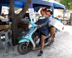 Suurimmaksi osaksi thaielämä näyttää minusta huolettomalta. Joskus myös ajattelemattomalta, pinnalliselta ja ankaralta. Mutta usein hauskalta.