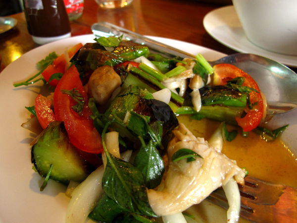 Aumin munakoisosalaatti. Pohjois-Thaimaassa oli tarjolla eurooppalaistyylisiä munakoisoja, toisin kuin mitä etelämpänä olen kokenut. 