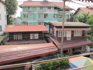 Näkymä guest house D.N. Housen käytävän parvekkeelta Ratchadamnoen-kadun Soi 1:lle. 