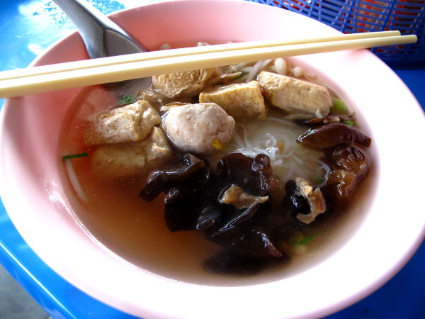 Buddhalaiset nunnat tarjosivat bangkokilaisella kadulla soppaa, josta tuntui puuttuvan mausteet. Sieniä, nuudelia ja tofua oli kyllä, mutta todennäköisesti satuin askeettista elämää jakavien nunnien paikkaan. Thaimaan jay-kasvisruokaan kun liittyy sellaista ajattelua, että voimakkaat maut ovat pahasta. 