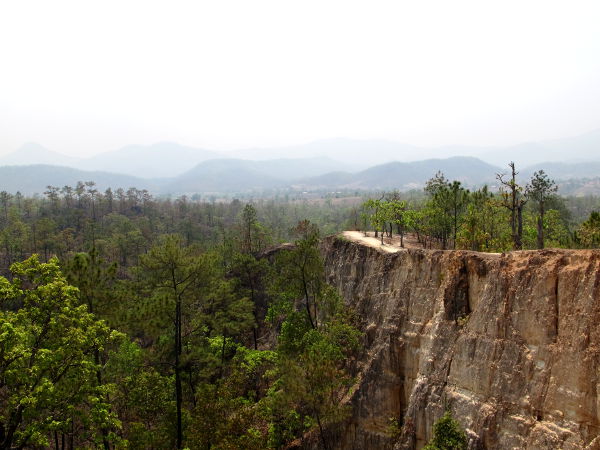 Jyrkkää kanjoniseinämää. 
