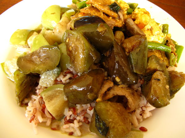 Pain kasvisravintolan "fast foodia" eli tiskiltä valmiina ostettavaa ruokaa.