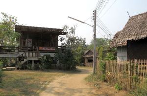 Paissa oli hiekkapolkuja ja takakujia, joista tuli Goa mieleen.