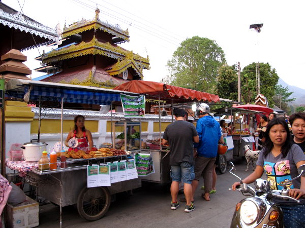 Pain pääkatu on iltaisin ruokakojukatu.