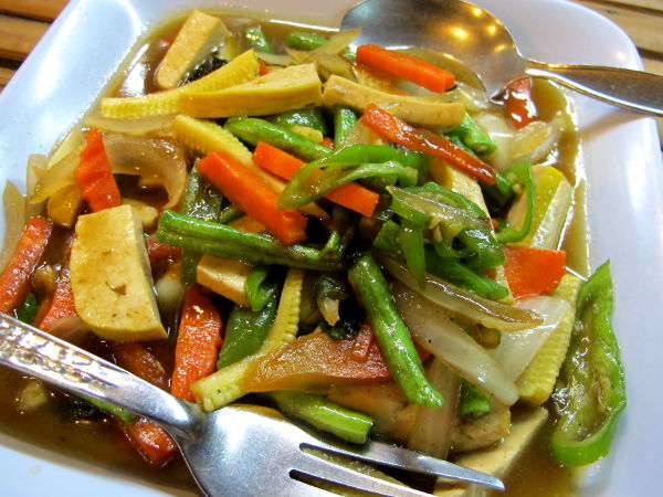 Paistetut vihannekset hyvässä suolaisessa liemessä ostettuna yhdestä pääkadun ravintolasta.