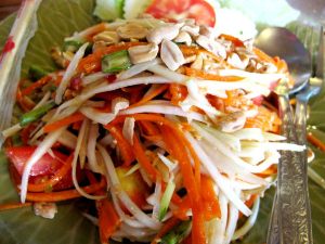 Juicy 4 U:ssa on kiva tilata papaijasalaatti, kun tietää ettei paikka ylejäänkään kasvisravintolana käytä kalakastiketta tai katkaraputahnaa sen joukossa. 