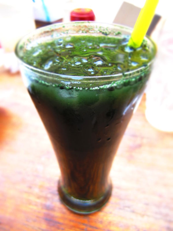 Good Lifessa mehuun sai tilata mm. spiruliinajauhetta, joka tuo tähän passionhedelmämehuun tumman vihreän sävyn.