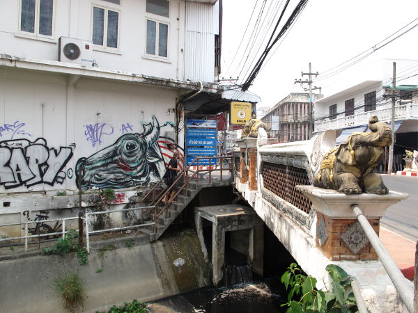 Pienen joen ylittävä silta lähellä Chinatownia. 