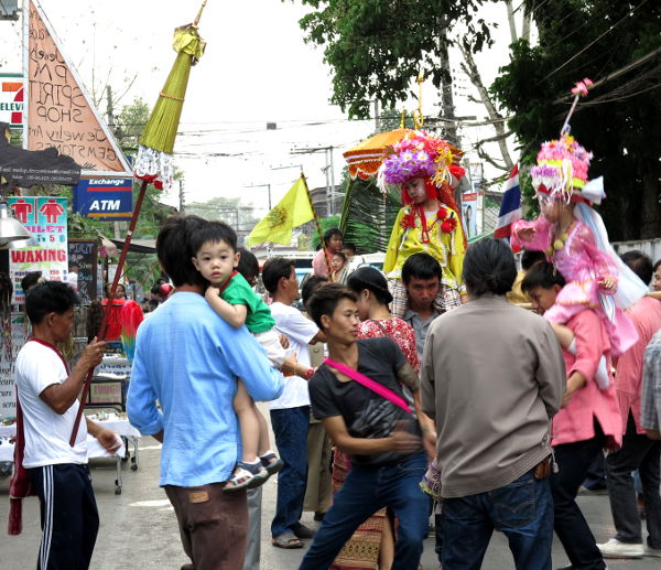 Paissa vietettiin Poi Sang Long -juhlaa, jossa pikkupoikia kannettiin hartioilla paikalliseen temppeliin.