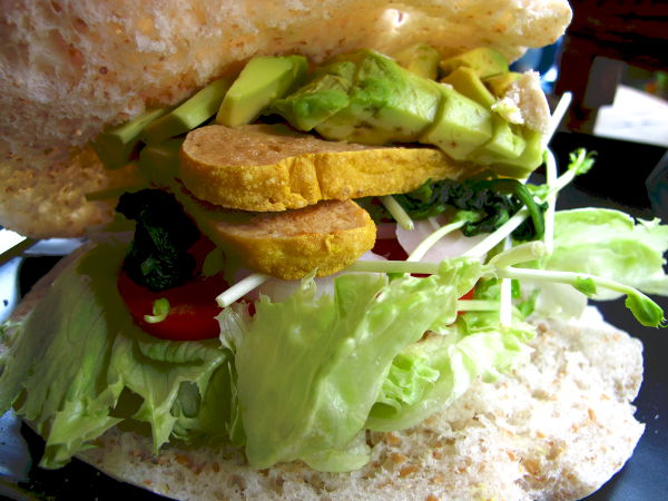 Juicy 4 U:n pita itse valituilla täytteillä. Thaimaassa syömissäni pitaleivissä leipäosuus oli loistava, ihan toista kuin Suomen nahkeat vehnäkäntyt. 