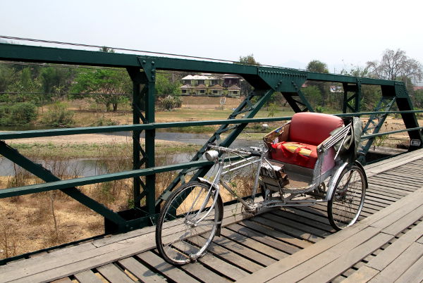 Riksa Memorial Bridgellä.