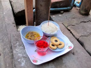 On vaikea ymmärtää miten materiaaliset asiat, kuten nämä uhraukset hengille, voisivat liittyä henkimaailmaan. Näin kuitenkin Thaimaassa.