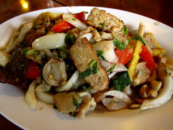 Aumin sienisalaatti tempellä täydennettynä. Harmi kun Thaimaassa tempe ei yleensä ole kovin hyvin maustettua. 