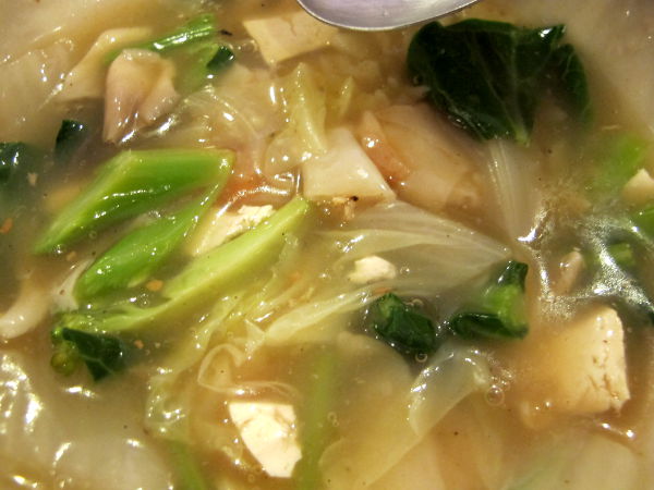 Menusta tilattu suurustettu nuudelikeitto.