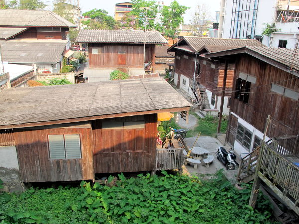 Majapaikkamme takapiha. Chiang Maissa on onneksi vielä tällaisia vanhoja puutaloja. 