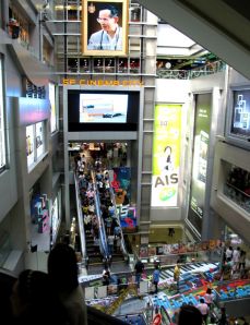 Tavaratalot ovat suosittuja hengauspaikkoja Bangkokissa, mutta missäpä maassa ne eivät olisi.