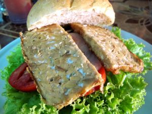 Tempeburgeri. Sen olisi voinut tilata myös kasvispihvillä. Mukana tilatut ranskalaiset olivat erikoisen hyvää ja Thaimaassa on hämmästyttänyt miten hyvää ketsuppia ravintoloissa on tarjolla, toisin kuin mitä litkuja Suomen ravintoloissa yleensä tarjotaan