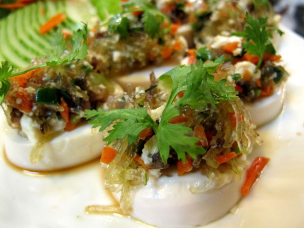 Bodhi Zen -ravintolan yllättavässä muodossa tullut sichuan-tofuannos. Alla on pehmeästä tofupötkelöstä (niitä myydään mm. 7/11:issä ja supermarketeissa) nerokkaasti leikattu viipale ja päällä hyvin maustettua lasinuudelihässäkkää. 