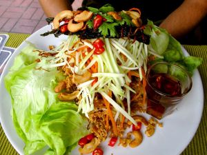 Puoliskoni tofusalaatti ei ollut ihan sitä mitä ajatteli tilaavansa. Se kulki ehkä sanoilla fried tofu tai fried tofu mince. Tofu oli uppopaistettuja murusia. Tavallaan ihan hyvää, mutta ei kovin ravitsevaa. 