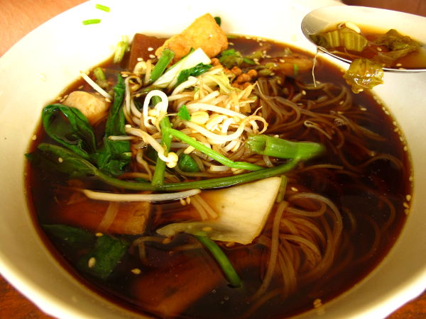 Tumma nuudelikeitto päivän "fast food" ruoista.