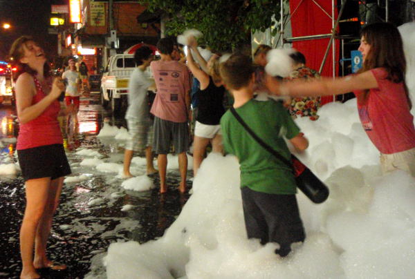 Chiang Maihin tulee paljon kotimaisia ja ulkomaisia turisteja songkranin aikaan. Majoituksesta voi tulla hieman pulaa ja ainakin junat ja jotkut bussit ovat täysiä sen päättyessä. 