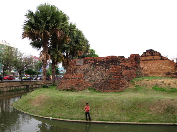 Vanhan kaupungin kulma. Joissain kohdin on vielä jäljellä vanhan kaupungin muuria. Suorakaiteen muotoista vanhaa kaupunkia ympäröi kanava. 