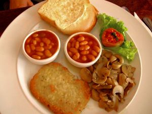 Hyvällä lykyllä tällainen englantilainen vegeaamiainen voisi olla vegaaninen. Mutta leipä pitää tarkistaa ja myös tuo perunarösti. 