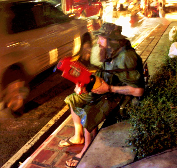 Ihmisille tulee eittämättä reteä viidakko-olo, kun olalla on iso vesipyssy, tai ennemminkin vesisinko.