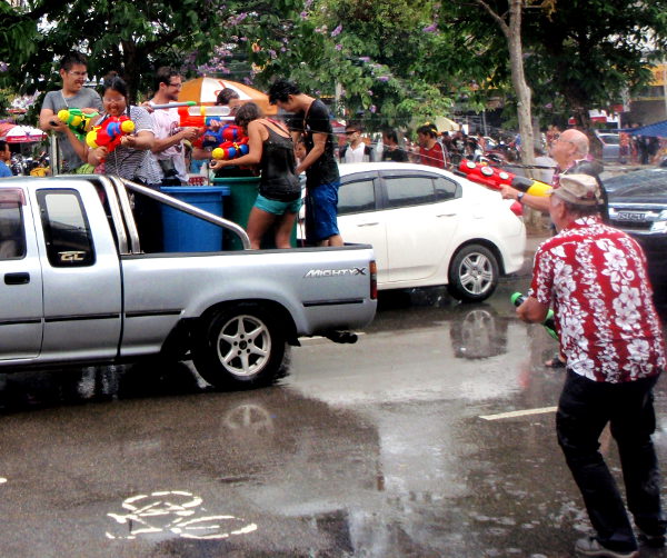 Monet viettävät songkranin auton lavalla vesipyssyllä ampuen. 