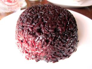 Unkarilaisen padan kanssa tuli tummaa sticky ricea. 