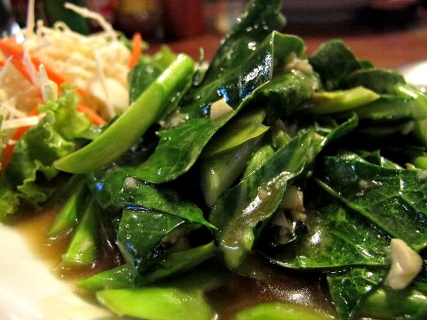 Jonkun rantaravintolan annos "chinese broccoli" Klong Daon rannan puolivaiheilta. Paistettuja vihreitä jykeviä lehtiä perusvalkosipulisessa paistokastikkeessa. 