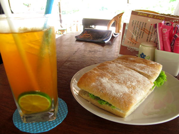 Käveltyämme Long Beachin pohjoisesta etelään halusin syödä tien varrella ranskalaisessa Faim de Loupissa, koska ciabatta näytti niin hyvältä. Tylsä sitä silti oli syödä pelkkiä salaattivihanneksia sisällään. 