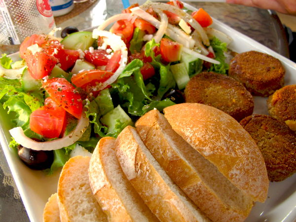 Dieck´s Delistä Klong Daon tien varrelta sai falafelia. Annos oli kuitenkin kallis, yli 200 bahtia. Paikasta saa myös hummusta, jota ei nyt kauden lopuksi enää ollut saatavilla. 