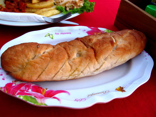 Koala Barin garlic bread tuli epätavallisesti tämän näköisenä. Garlic breadissa leivät voidellaan usein valkosipulivoilla, joten sitä tilatessa pitää yrittää kysyä mitä siinä on.  Ja leivät, ainakaan paahtoleivät, eivät Thaimaassa ole usein vegaanisia. 