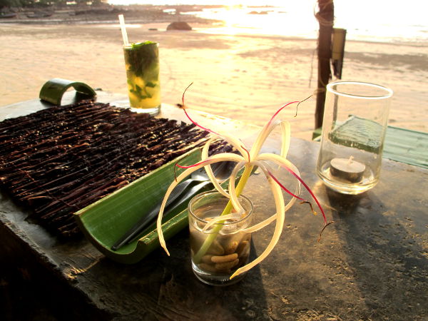 Ilta-aurinko Klong Daon rannalla Time for Limen rantabaarissa. 