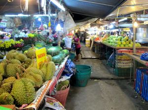 Joka päiväinen Krabin iltatori. 