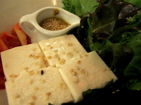 Tofusalaattia japanilaisessa ravintolassa. Japanilaisissa salaateissa on usein hyvää seesamikastiketta. 