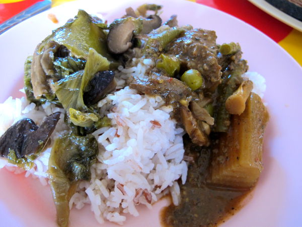 Kasvisravintoloiden valmisruokien annostelu alkaa aina riisistä, jonka päälle lisätään paria soossia. 