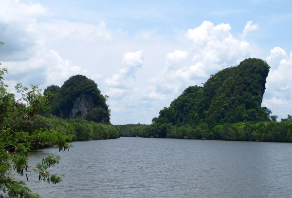Nämä karstit näkyvät Krabin joen rannasta. Oikeanpuoleisen kukkulan sisällä on luolia.
